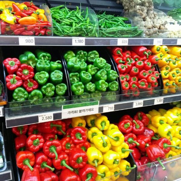 Photo taken at 이마트 E-MART by Hyun K. on 12/8/2012