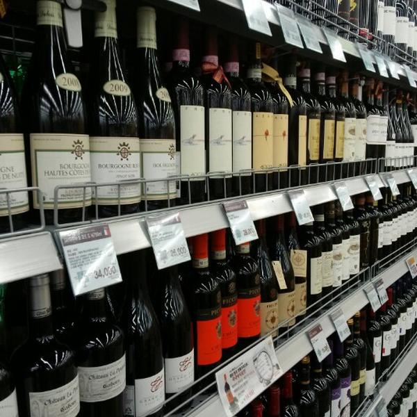 Photo taken at 이마트 E-MART by Hyun K. on 12/24/2012