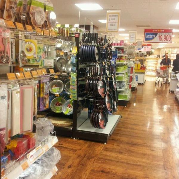 Photo taken at 이마트 (e-mart) by Dong-in K. on 10/27/2011