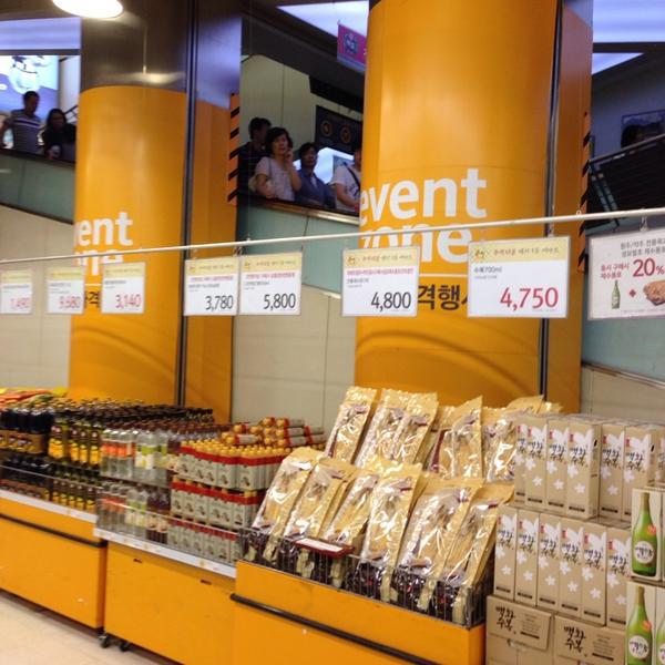 Photo taken at 이마트 (E-Mart) by hellosamyoo on 9/5/2014-京畿道城南盆塘区134易买得超市 Photo taken at 이마트 (E-Mart) by hellosamyoo on 9/5/2014