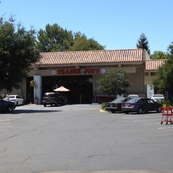 Trader Joe's乔氏连锁千橡市店 加尼福尼亚 纽伯里公园赖诺路125（在博查德路）