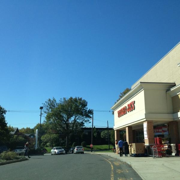 Photo taken at Trader Joe's by Emil H. on 10/13/2012-美国新泽西州米尔本广场187 Photo taken at Trader Joe's by Emil H. on 10/13/2012