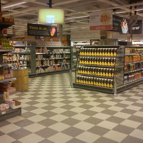 Photo taken at Ica Kvantum by Anders S. on 9/9/2012-瑞典东约特兰省北雪平Mirum广场 Photo taken at Ica Kvantum by Anders S. on 9/9/2012