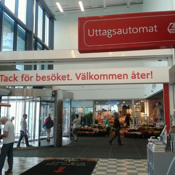 Photo taken at Ica Kvantum by Anders S. on 8/11/2012-瑞典东约特兰省北雪平Mirum广场 Photo taken at Ica Kvantum by Anders S. on 8/11/2012