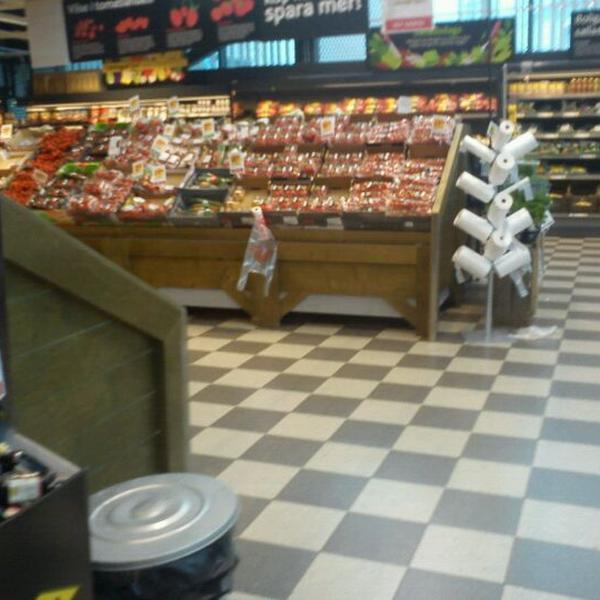 Photo taken at Ica Kvantum by Anders S. on 10/25/2011-瑞典东约特兰省北雪平Mirum广场 Photo taken at Ica Kvantum by Anders S. on 10/25/2011