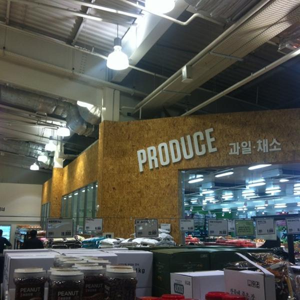 Photo taken at 이마트 트레이더스 (E-mart Traders) by Gihwan K. on 11/23/2012-京畿道龙仁兴区2457易买得超市 Photo taken at 이마트 트레이더스 (E-mart Traders) by Gihwan K. on 11/23/2012