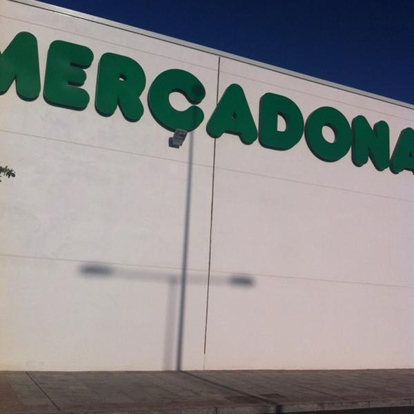 Photo taken at Mercadona by Lizbet P. on 8/27/2012