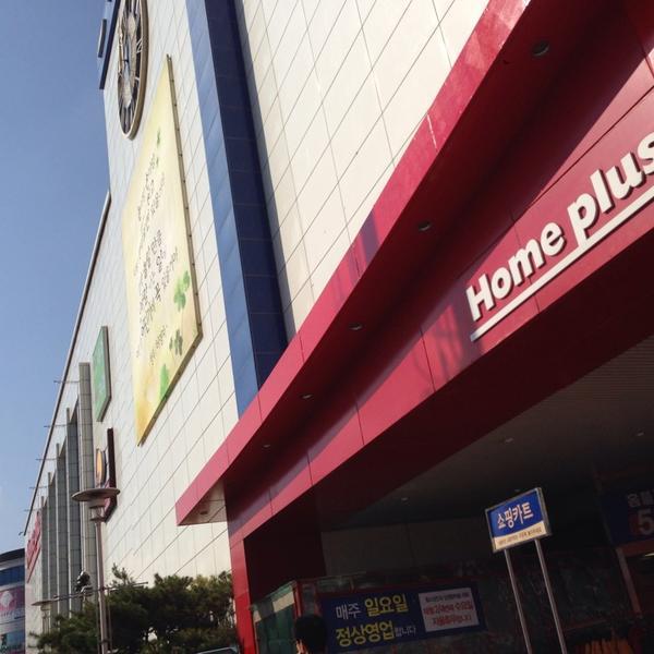 Photo taken at 홈플러스 / Home Plus by Yoonseok H. on 11/1/2013