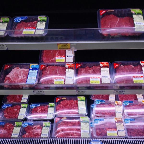 Photo taken at 홈플러스 / Home Plus by kirin g. on 3/22/2014