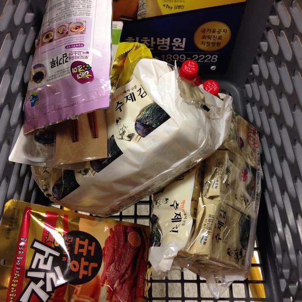 Photo taken at 이마트 / E-Mart by Rebecca S. on 10/21/2013-首尔特别市机场74易买得超市 Photo taken at 이마트 / E-Mart by Rebecca S. on 10/21/2013