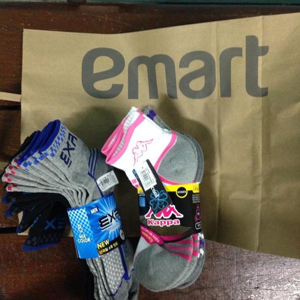 Photo taken at 이마트 / E-Mart by Gerald W. on 11/8/2013-首尔特别市机场74易买得超市 Photo taken at 이마트 / E-Mart by Gerald W. on 11/8/2013