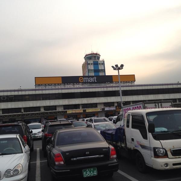 Photo taken at 이마트 / E-Mart by Kim J. on 1/11/2014-首尔特别市机场74易买得超市 Photo taken at 이마트 / E-Mart by Kim J. on 1/11/2014