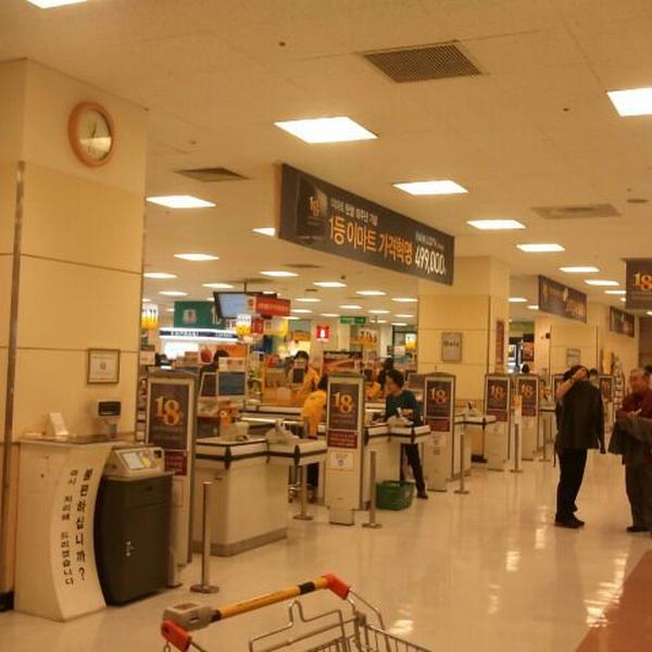 Photo taken at 이마트 (emart) by Hyerim S. on 11/4/2011-首尔特别市数码路32-43易买得超市 Photo taken at 이마트 (emart) by Hyerim S. on 11/4/2011