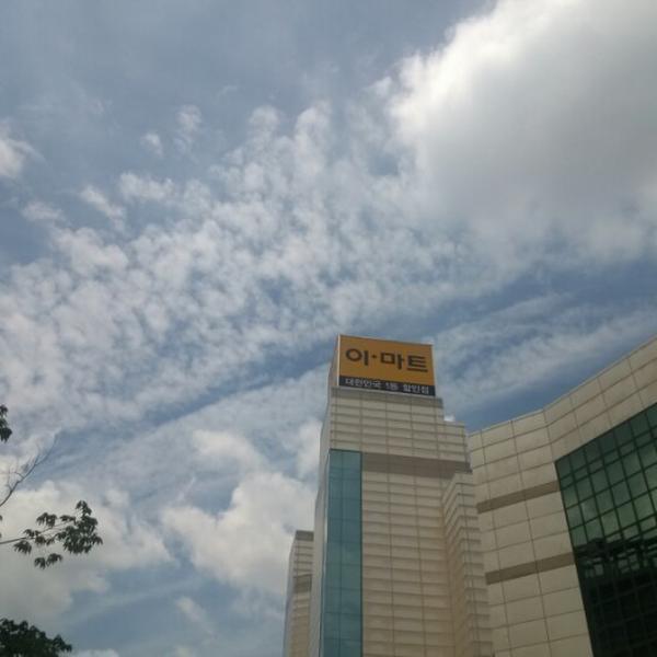 Photo taken at 이마트 (emart) by TaeYong K. on 8/13/2012-首尔特别市数码路32-43易买得超市 Photo taken at 이마트 (emart) by TaeYong K. on 8/13/2012