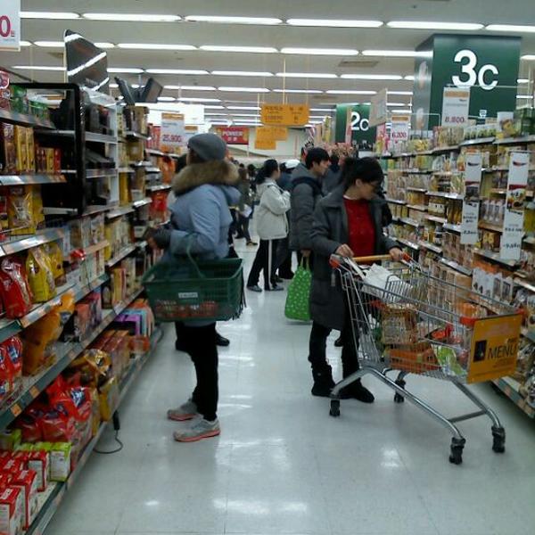 Photo taken at 이마트 (emart) by Chloe K. on 1/28/2012-首尔特别市数码路32-43易买得超市 Photo taken at 이마트 (emart) by Chloe K. on 1/28/2012