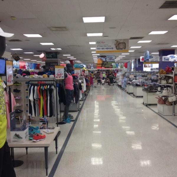 Photo taken at 이마트 (E-Mart) by sesajoon on 6/13/2012-忠清北道忠州市新尼面中原洞3420易买得超市 Photo taken at 이마트 (E-Mart) by sesajoon on 6/13/2012