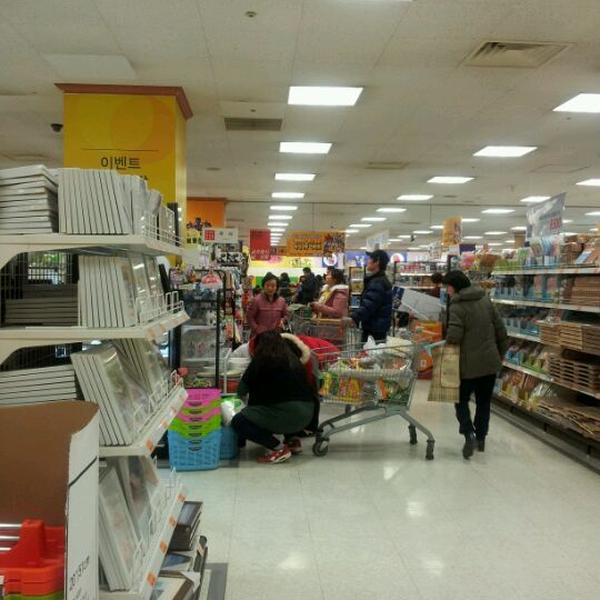 Photo taken at 이마트 (E-Mart) by Hamin K. on 1/21/2012-忠清北道忠州市新尼面中原洞3420易买得超市 Photo taken at 이마트 (E-Mart) by Hamin K. on 1/21/2012