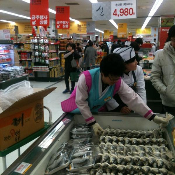 Photo taken at 이마트 (E-Mart) by Biel J. on 1/22/2012-忠清北道忠州市新尼面中原洞3420易买得超市 Photo taken at 이마트 (E-Mart) by Biel J. on 1/22/2012