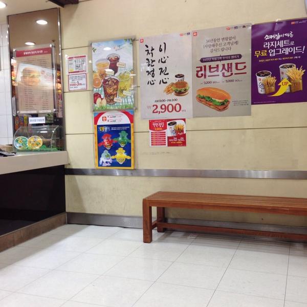 Photo taken at 롯데마트 (LOTTE Mart) by Ricky JH K. on 11/18/2013-京畿道龙仁器兴区金山116乐天超市 Photo taken at 롯데마트 (LOTTE Mart) by Ricky JH K. on 11/18/2013