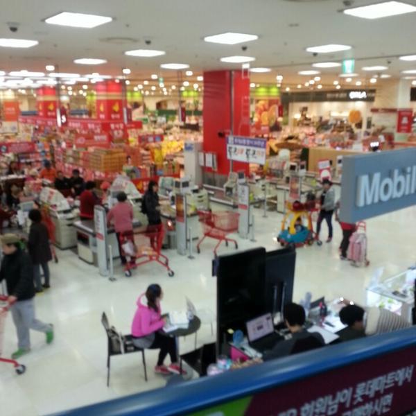 Photo taken at 롯데마트 (LOTTE Mart) by Gyeonghwan M. on 10/31/2013-京畿道龙仁器兴区金山116乐天超市 Photo taken at 롯데마트 (LOTTE Mart) by Gyeonghwan M. on 10/31/2013