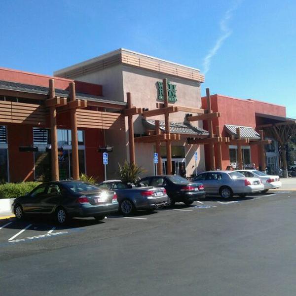 Photo taken at Whole Foods Market by ralph m. on 2/22/2012-加利福尼亚州库比蒂诺史蒂文斯希大道20955号 Photo taken at Whole Foods Market by ralph m. on 2/22/2012