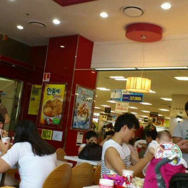 Photo taken at 홈플러스 / Home Plus by kim b. on 8/28/2011-庆尚南道金海市2078 Photo taken at 홈플러스 / Home Plus by kim b. on 8/28/2011