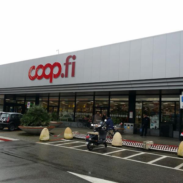 Photo taken at Coop Cisanello, Pisa by Leonardo S. on 12/15/2014-意大利托斯卡纳比萨斯散奈尔1-3区马纳拉瓦尔吉米利路 Photo taken at Coop Cisanello, Pisa by Leonardo S. on 12/15/2014