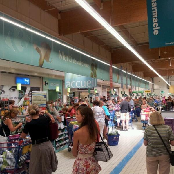 Photo taken at Carrefour by Kinguav on 7/24/2012