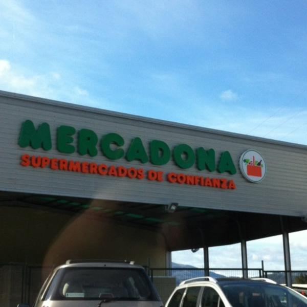 Photo taken at Mercadona by Pablo P. on 3/6/2012-西班牙坎塔布里亚托列拿维加毕尔巴鄂大道327 Photo taken at Mercadona by Pablo P. on 3/6/2012
