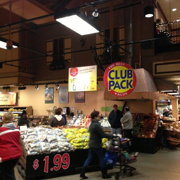 Photo taken at Wegmans by Ron C. on 12/22/2012-美国新泽西州伍德布里奇木桥中心15 Photo taken at Wegmans by Ron C. on 12/22/2012