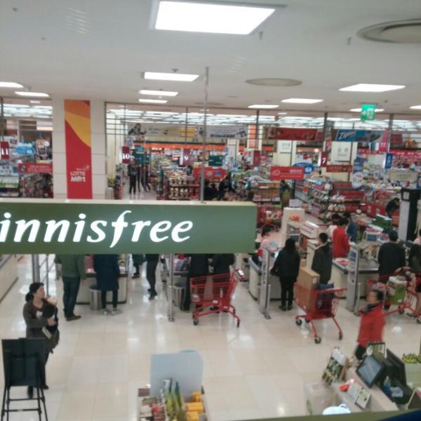 Photo taken at 롯데마트 (LOTTE Mart) by jaehun j. on 4/5/2014-首尔九老区482乐天超市 Photo taken at 롯데마트 (LOTTE Mart) by jaehun j. on 4/5/2014