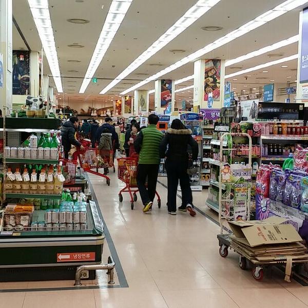 Photo taken at 롯데마트 (LOTTE Mart) by SHIN S. on 2/22/2014-首尔九老区482乐天超市 Photo taken at 롯데마트 (LOTTE Mart) by SHIN S. on 2/22/2014