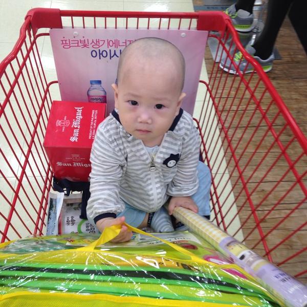 Photo taken at 롯데마트 (LOTTE Mart) by Young Hun S. on 6/4/2014