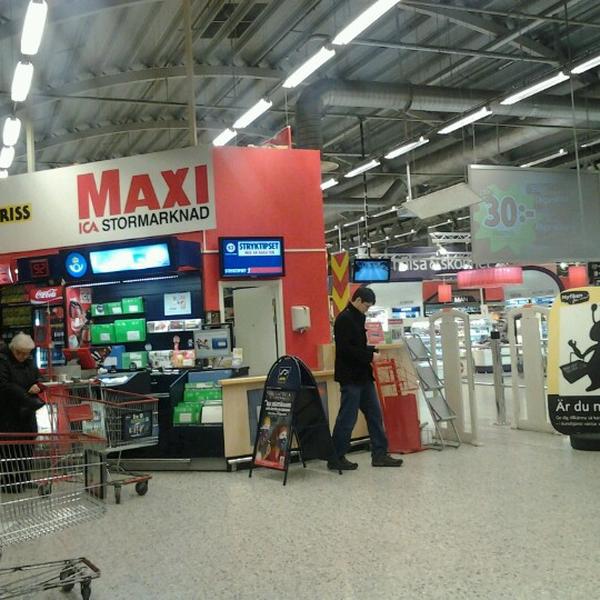 Photo taken at ICA Maxi by Theresa S. on 11/3/2012