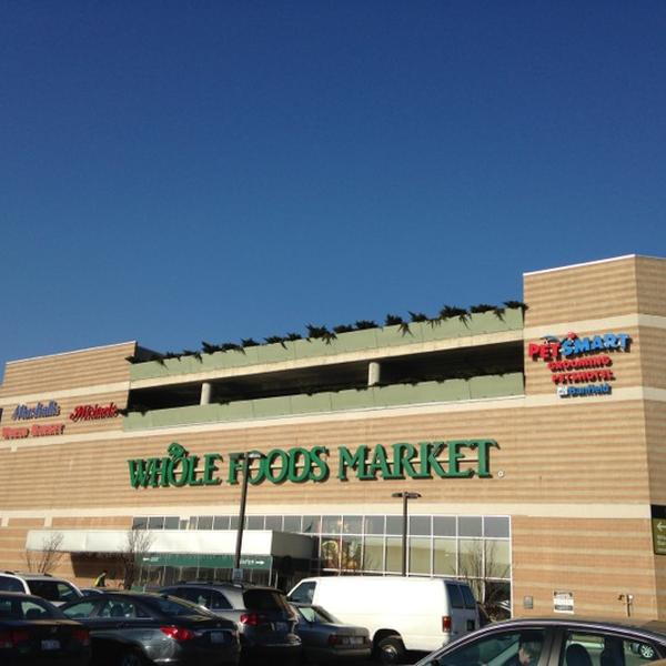 Photo taken at Whole Foods Market by Bill A. on 12/14/2012-美国伊利诺斯州芝加哥科技教育107运河南街1101 Photo taken at Whole Foods Market by Bill A. on 12/14/2012