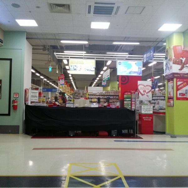 Photo taken at 홈플러스 (Home plus) by Donghoon K. on 8/21/2013