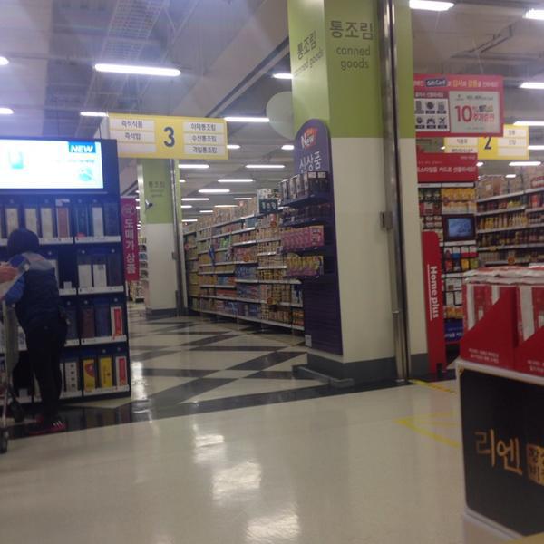 Photo taken at 홈플러스 (Home plus) by Minnie L. on 11/19/2013