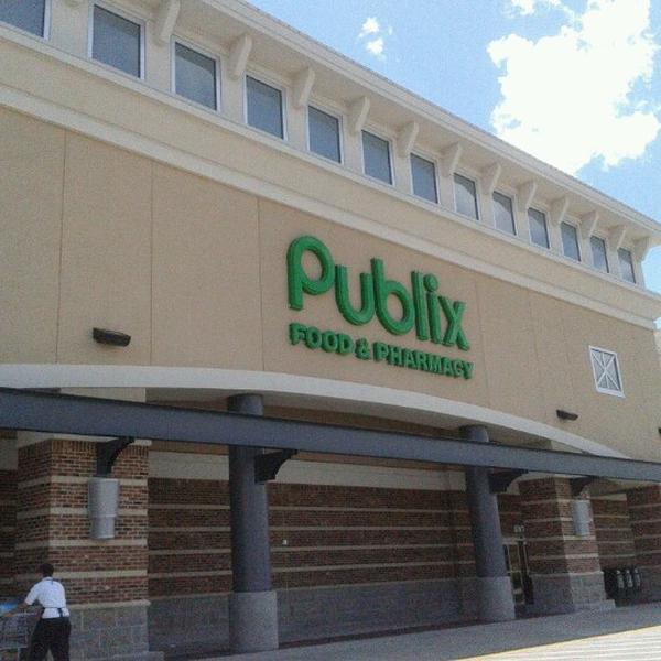 Photo taken at Publix by juankmilo q. on 7/22/2012
