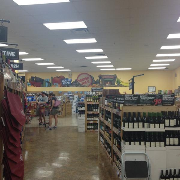 Photo taken at Trader Joe's by Yxes -亚利桑那 格兰岱尔0西钟路772(第75大街) Photo taken at Trader Joe's by Yxes