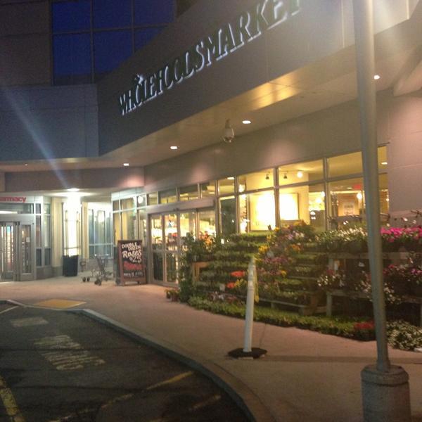 Photo taken at Whole Foods Market by Brittany D. on 5/9/2013-麻萨诸塞波士顿剑桥市181 Photo taken at Whole Foods Market by Brittany D. on 5/9/2013