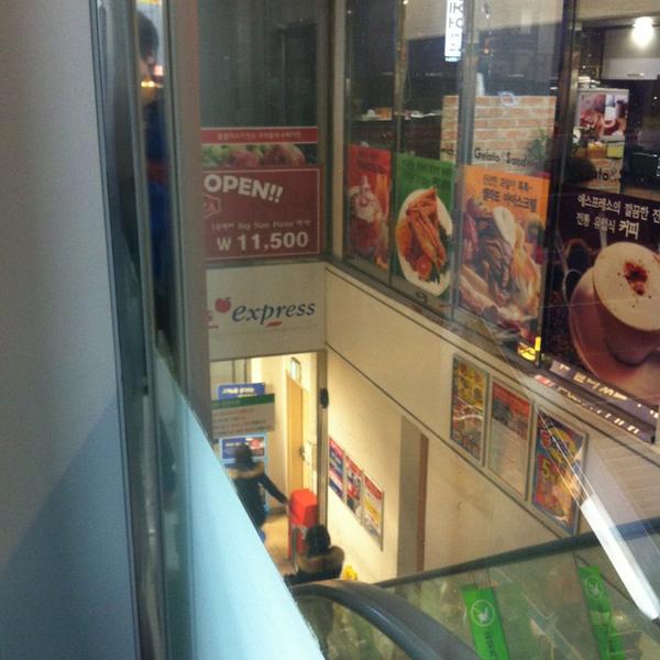 Photo taken at 홈플러스 익스프레스 / Home Plus Express by Hwa Seek J. on 12/28/2012-首尔铜雀区神社215号 Photo taken at 홈플러스 익스프레스 / Home Plus Express by Hwa Seek J. on 12/28/2012