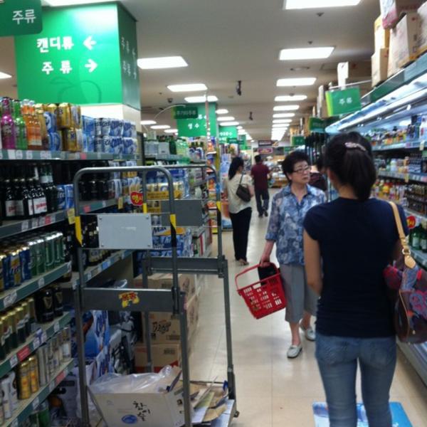 Photo taken at 홈플러스 익스프레스 / Home Plus Express by Hwa Seek J. on 6/22/2012-首尔铜雀区神社215号 Photo taken at 홈플러스 익스프레스 / Home Plus Express by Hwa Seek J. on 6/22/2012