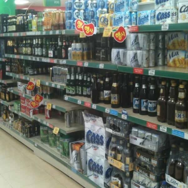 Photo taken at 홈플러스 익스프레스 / Home Plus Express by Cheol on 8/11/2012-首尔铜雀区神社215号 Photo taken at 홈플러스 익스프레스 / Home Plus Express by Cheol on 8/11/2012