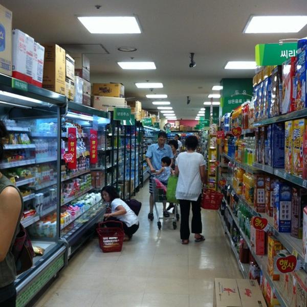 Photo taken at 홈플러스 익스프레스 / Home Plus Express by Hwa Seek J. on 8/13/2012-首尔铜雀区神社215号 Photo taken at 홈플러스 익스프레스 / Home Plus Express by Hwa Seek J. on 8/13/2012