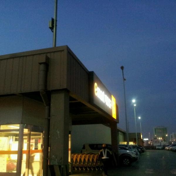 Photo taken at 이마트 (e-mart) by maria h. on 12/19/2012-京畿道高阳市西区798易买得超市 Photo taken at 이마트 (e-mart) by maria h. on 12/19/2012