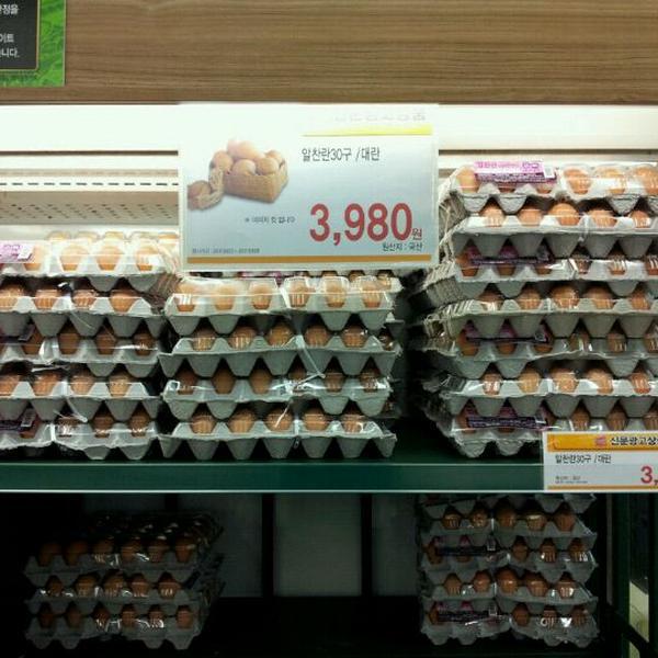 Photo taken at 이마트 (e-mart) by Lee j. on 9/25/2011-京畿道高阳市西区798易买得超市 Photo taken at 이마트 (e-mart) by Lee j. on 9/25/2011