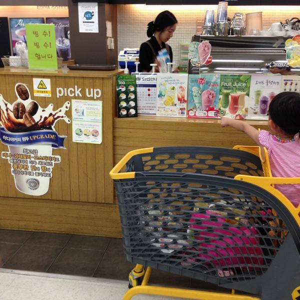 Photo taken at 이마트 (e-mart) by Jounghun W. on 8/6/2013-京畿道高阳市西区798易买得超市 Photo taken at 이마트 (e-mart) by Jounghun W. on 8/6/2013