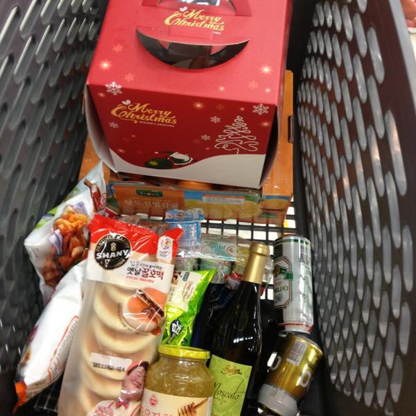 Photo taken at 이마트 (e-mart) by Pung Yeon C. on 12/23/2012-京畿道高阳市西区798易买得超市 Photo taken at 이마트 (e-mart) by Pung Yeon C. on 12/23/2012