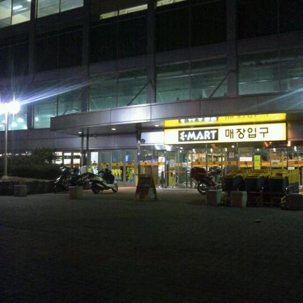 Photo taken at 이마트 (e-mart) by 정윤 모. on 12/12/2011-京畿道高阳市西区798易买得超市 Photo taken at 이마트 (e-mart) by 정윤 모. on 12/12/2011