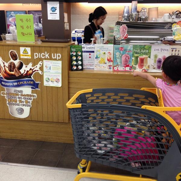 Photo taken at 이마트 (e-mart) by Jounghun W. on 8/6/2013-京畿道高阳市西区798易买得超市 Photo taken at 이마트 (e-mart) by Jounghun W. on 8/6/2013